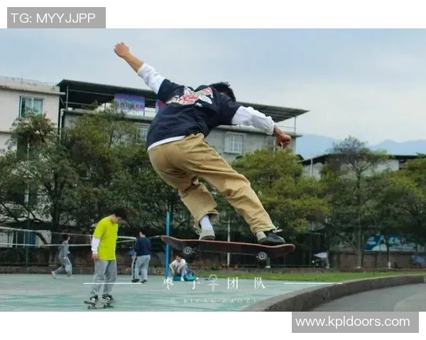 南京滑板队的默契配合与团队精神探讨