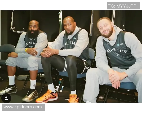 足球巨星搞笑穿搭篮球服引发球迷热议与欢乐反响