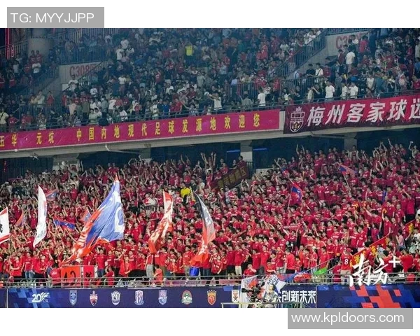 香港足球明星队现场激情演唱展现团队精神与音乐魅力引发观众热烈反响 香港足球明星队现场激情演唱展现团队精神与音乐魅力引发观众热烈反响