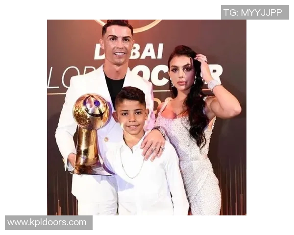 2018年足球明星盛装出席活动展现风采与魅力的精彩瞬间 2018年足球明星盛装出席活动展现风采与魅力的精彩瞬间