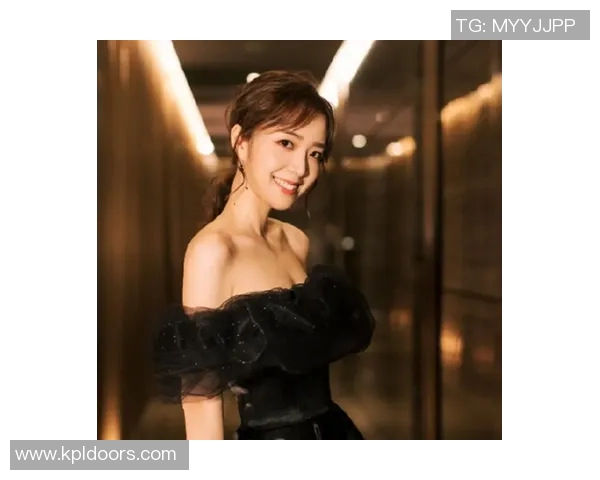 余霜化身足球明星展现独特魅力与技巧引发热议 余霜化身足球明星展现独特魅力与技巧引发热议